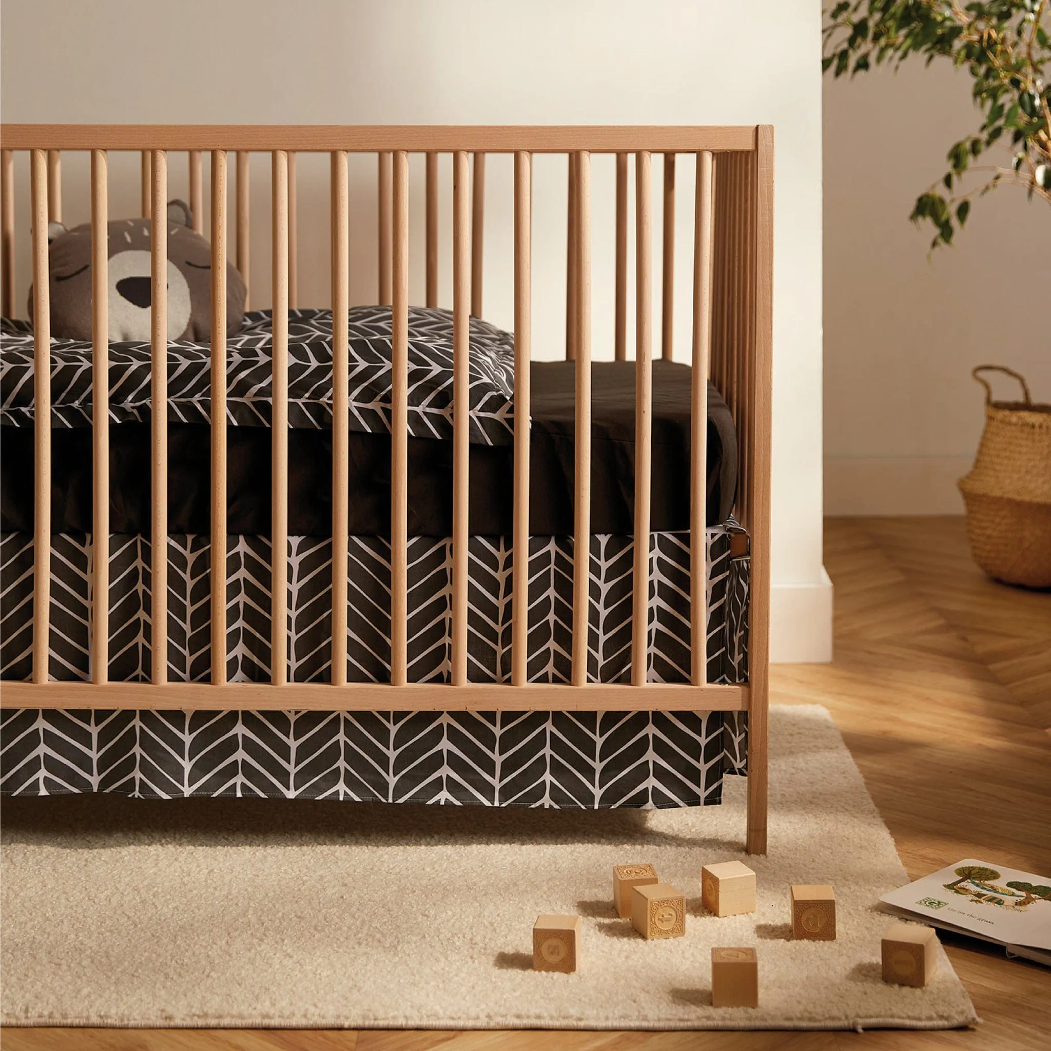 Crib bed skirt - Chevron