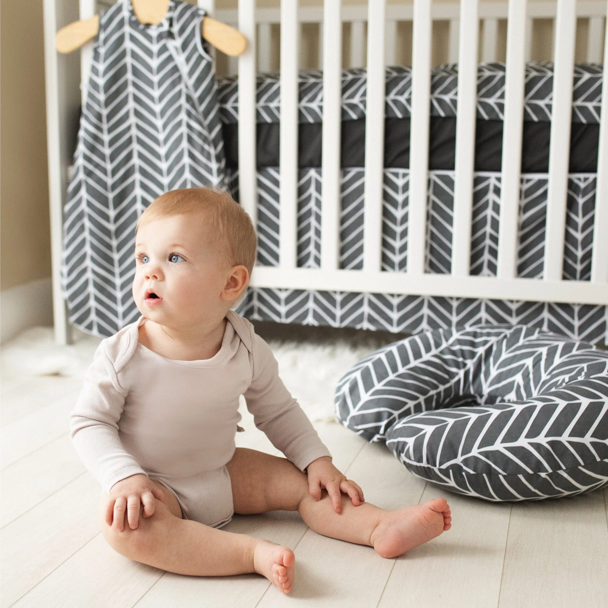 Crib bed skirt - Chevron